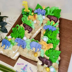 Tarta letra con animales 3